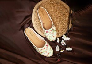 Petal Whispers Ivory Embroidered Jutti