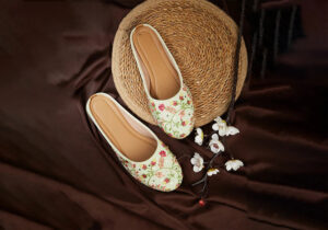 Ivory Meadow Embroidered Jutti