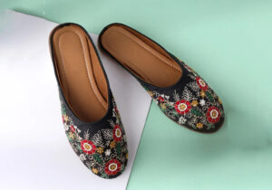 Midnight Blossom Hand-Embroidered Jutti